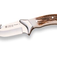 CUCHILLO DESOLLADOR JOKER VENADO D, VIROLA INOX, CACHAS ASTA DE CIERVO, HOJA INOX DE 10 CM.FUNDA DE CUERO.