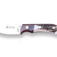 CUCHILLO DE CAZA JOKER AGUILA, PUÑO ASTA DE CIERVO, VIROLA MADERA ROJA, HOJA DE 8,5 CM. FUNDA DE CUERO