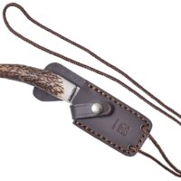 CUCHILLO DE MONTE PARA CUELLO COLGANTE PUÑO EN ASTA DE CIERVO Y HOJA DE 7,5 CM - Imagen 2