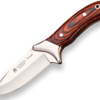 CUCHILLO DESOLLADOR JOKER VENADO, VIROLA INOX, CACHAS MADERA ROJA, HOJA DE 7,5 CM.FUNDA DE CUERO