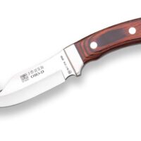 CUCHILLO DESOLLADOR "JOKER OSO", VIROLA ACERO INOX. CACHAS EN MADERA ROJA, HOJA DE 12 CM.FUNDA DE CUERO.