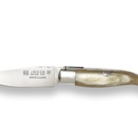NAVAJA BANDOLERA CON PUÑO EN ASTA DE TORO Y HOJA 8 CM. INCLUYE ESTUCHE.
